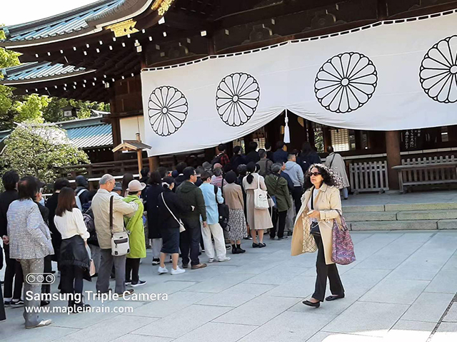 靖国神社に多くの人々は並んで参拝していました