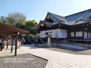 靖国神社に多くの人々は並んで参拝していました