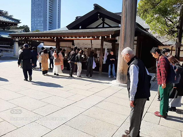 靖国神社に多くの人々は参拝していました